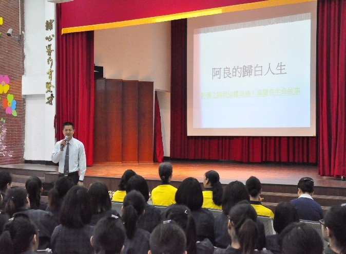 臺下學生聚精會神仔細聆聽