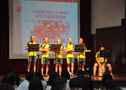男生班烏克麗麗自彈自唱表演
