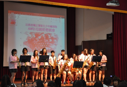 女生班薩克斯風表演
