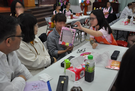 Students personally give a thank you card