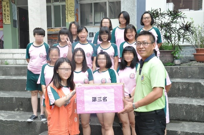Winning_students_cheer_for_victory