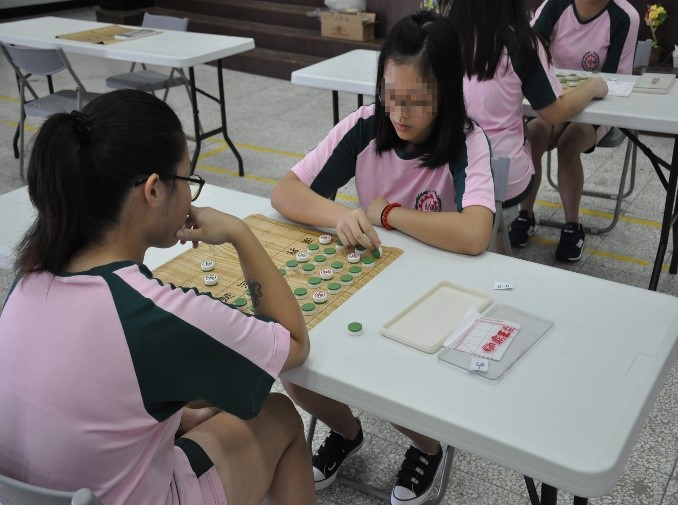 學生沈著應戰