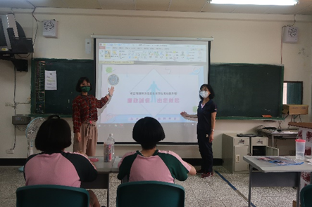 老師向學生宣導廉政觀念