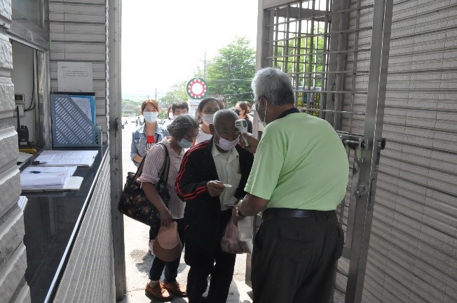 入口處量測體溫、以酒精消毒雙手