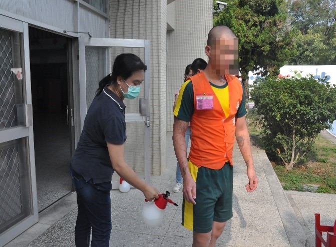 由護理師協助學生以酒精消毒全身