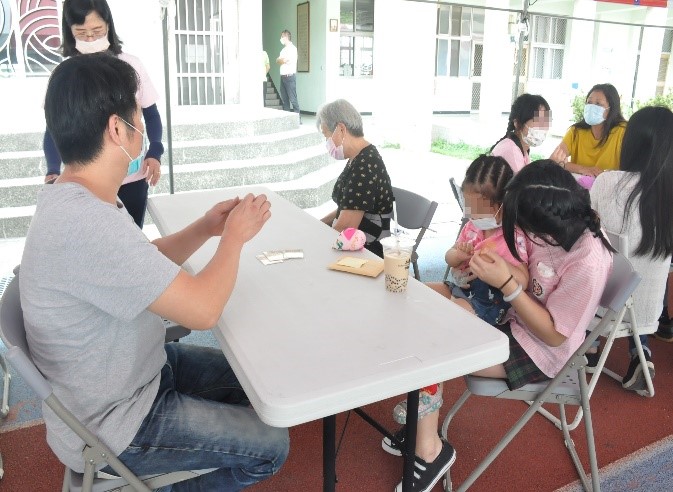 學生將親手縫製的布偶贈與女兒