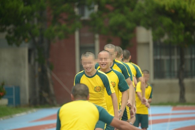 雖絆腳仍以微笑面對