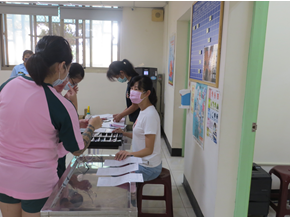 女學生挑選鏡框
