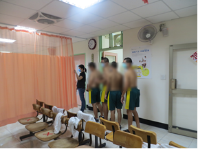 脫除上衣依序進入檢查