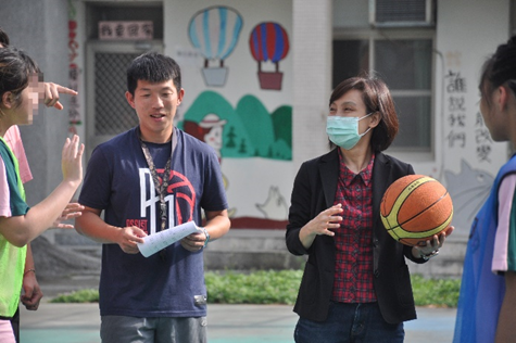 林校長親臨會場為學生加油