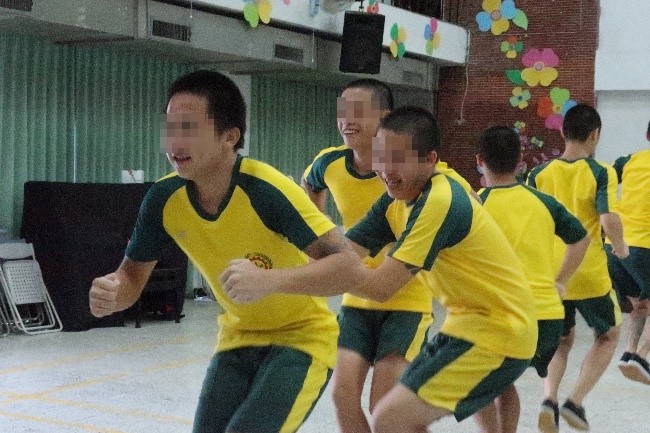 雖絆腳仍以微笑面對