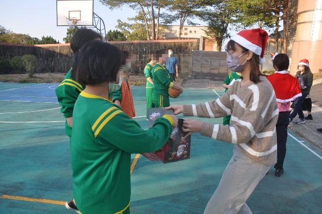 上體育課的學生喜出望外接受聖誕禮物