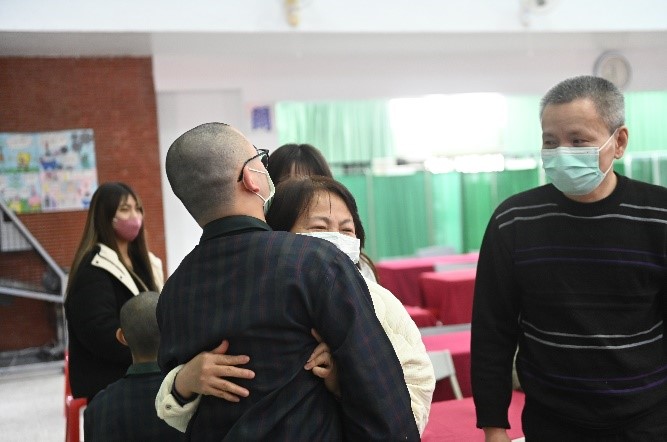 與家人温馨擁抱