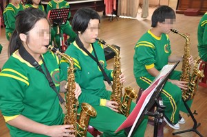 女同學表演