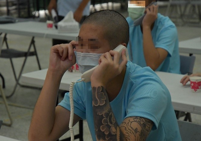 學生開心向家人祝福佳節愉快