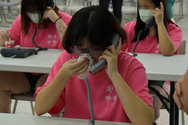 想念家人紅了眼眶