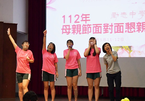 學生上台祝福所有的家長母親節快樂
