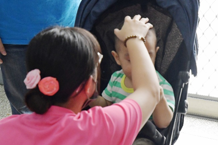 學生看著1歲大的孩子終能體會養兒方知父母恩