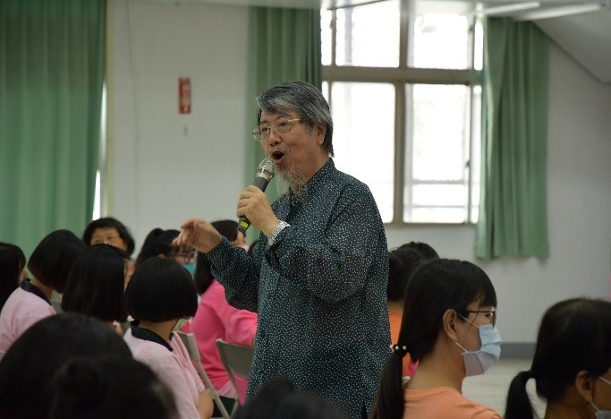 康原老師鼓勵學生多學習