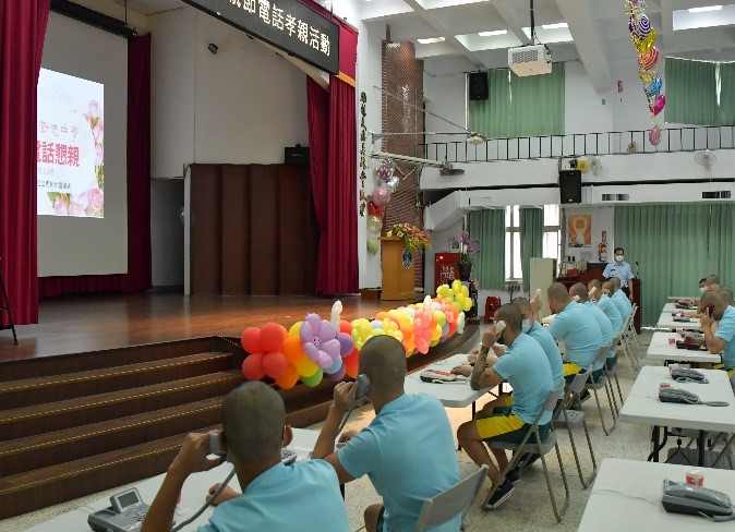 Students remind family members that they will remember to come