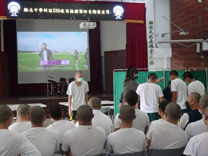 等候並觀察和看衛生教育