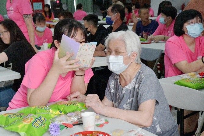 Granddaughter raised by grandma expresses gratitude with card