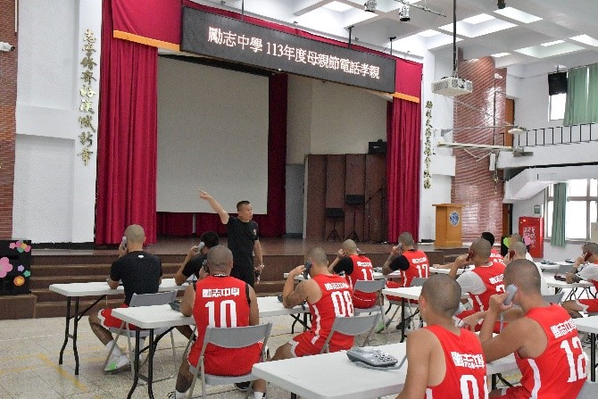 The basketball team also came to the scene to participate in the phone kiss