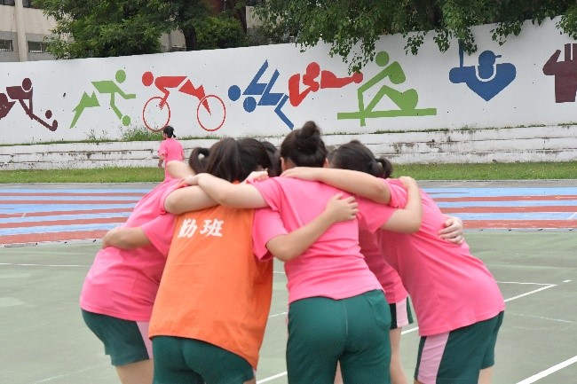The competition was once again evenly divided, with the participating teams calling timeouts to cheer each other on.