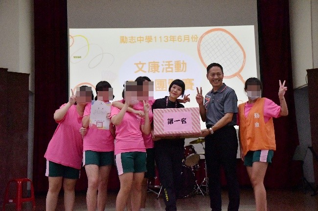 Students happily receive awards and commendations from the vice-chancellor