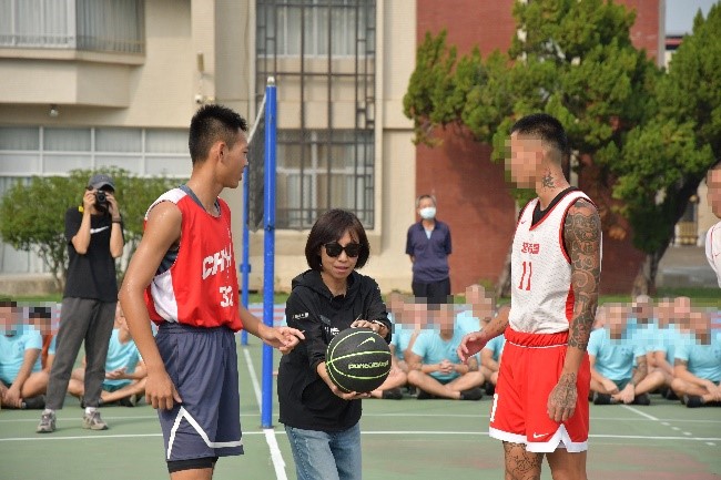 Principal Lin Jiaru of our school kicks off the ball