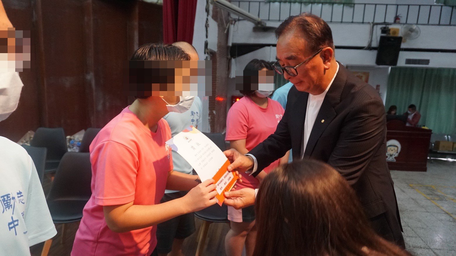 Chairman Wu Chunshan awards certificates to students