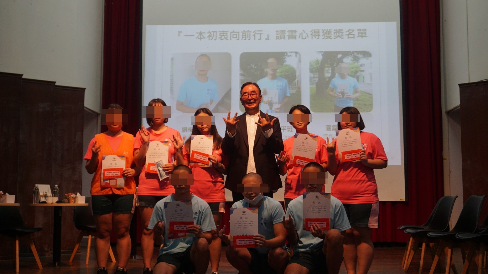 Chairman Wu takes a photo with the winning students