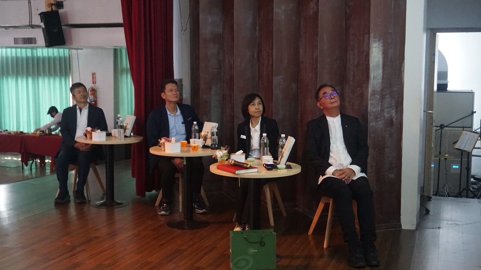 The principal and Chairman Wu’s team watched the first anniversary video of Dream Academy