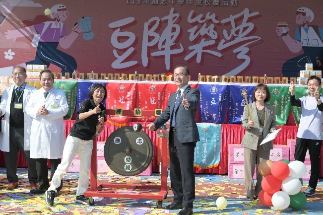 Deputy Director Lin sounded the gong and 100 people unplugged the beans roasting competition officially started