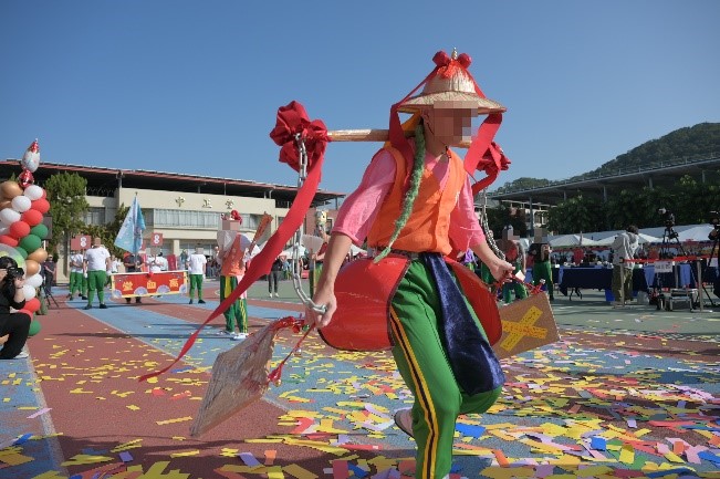 Entering the scene with traditional formation culture