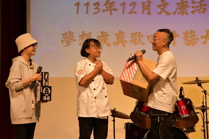 The first place in the singing group receives the award from the judges