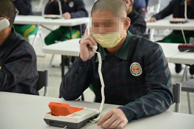 學生開心預祝家人新春快樂