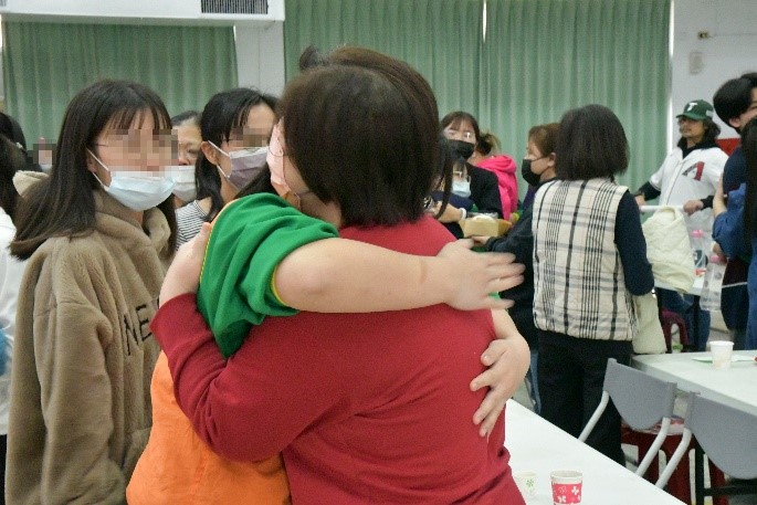 家人温馨擁抱