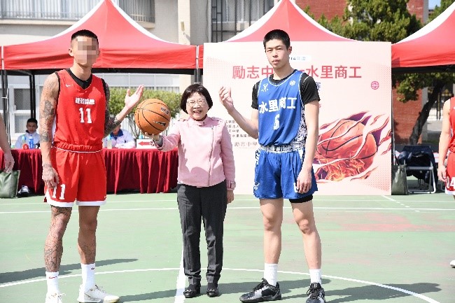 CEO Chen hosted the kick-off ceremony