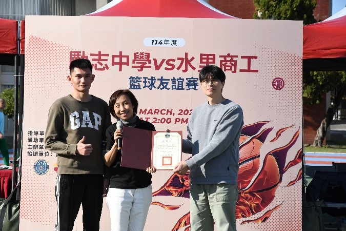 Principal Lin Jiaru presented a certificate of thanks