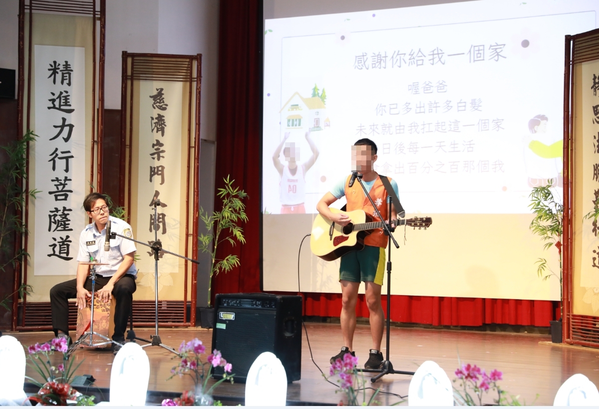 學生獻唱感謝您給我一個家