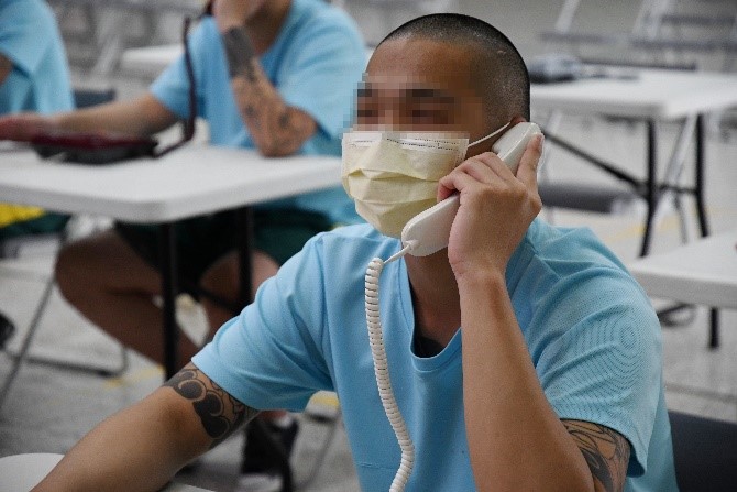 學生開心祝福媽媽母親節快樂