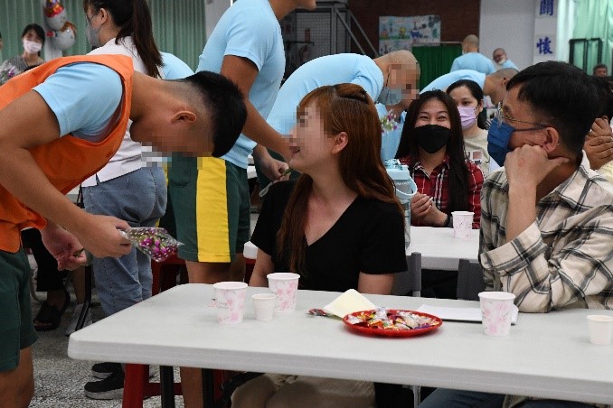 學生奉上康乃馨祝福媽媽母親節快樂