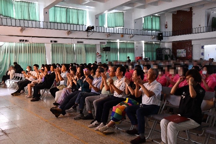 The audience gave warm applause