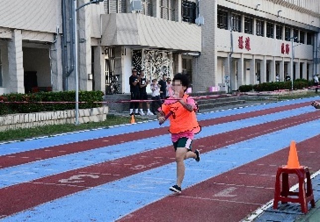 為班級榮譽奮力向前抵達終點線師生歡聲雷動