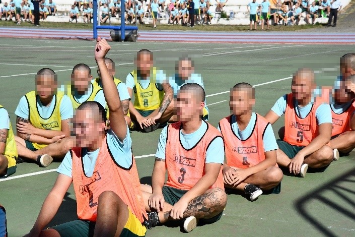 參賽學生於檢錄現場一一接受唱名