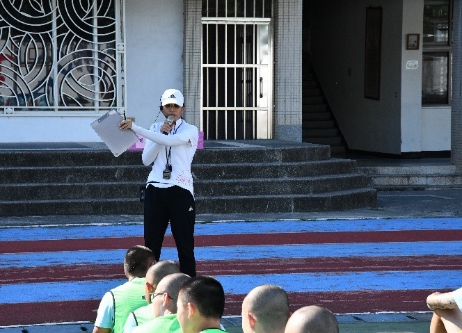 體育老師於賽前說明比賽規則