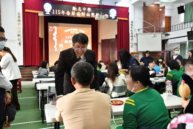 陳宏義校長至會場關心學生及家長