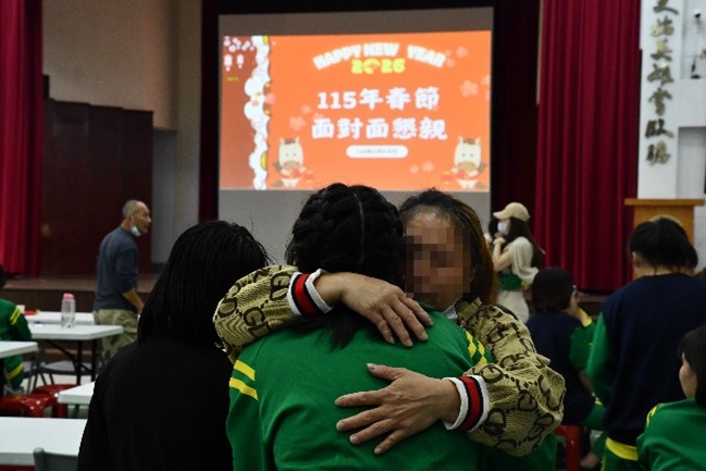 Great maternal love supports and accompanies a child's growth