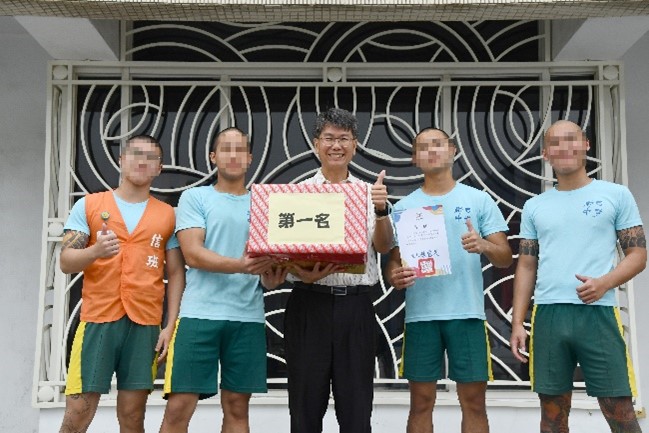 校長頒獎並勉勵學生